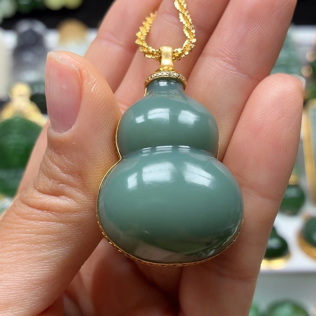 和田玉18K金镶嵌颈饰碧玉大葫芦