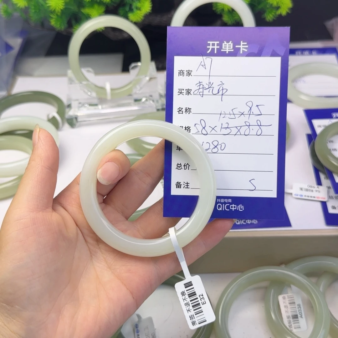 和田玉手镯未镶嵌寿****店