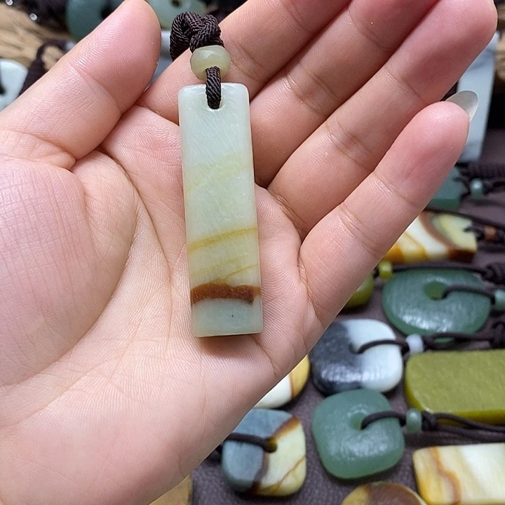 默***蛇纹石玉未镶嵌颈饰