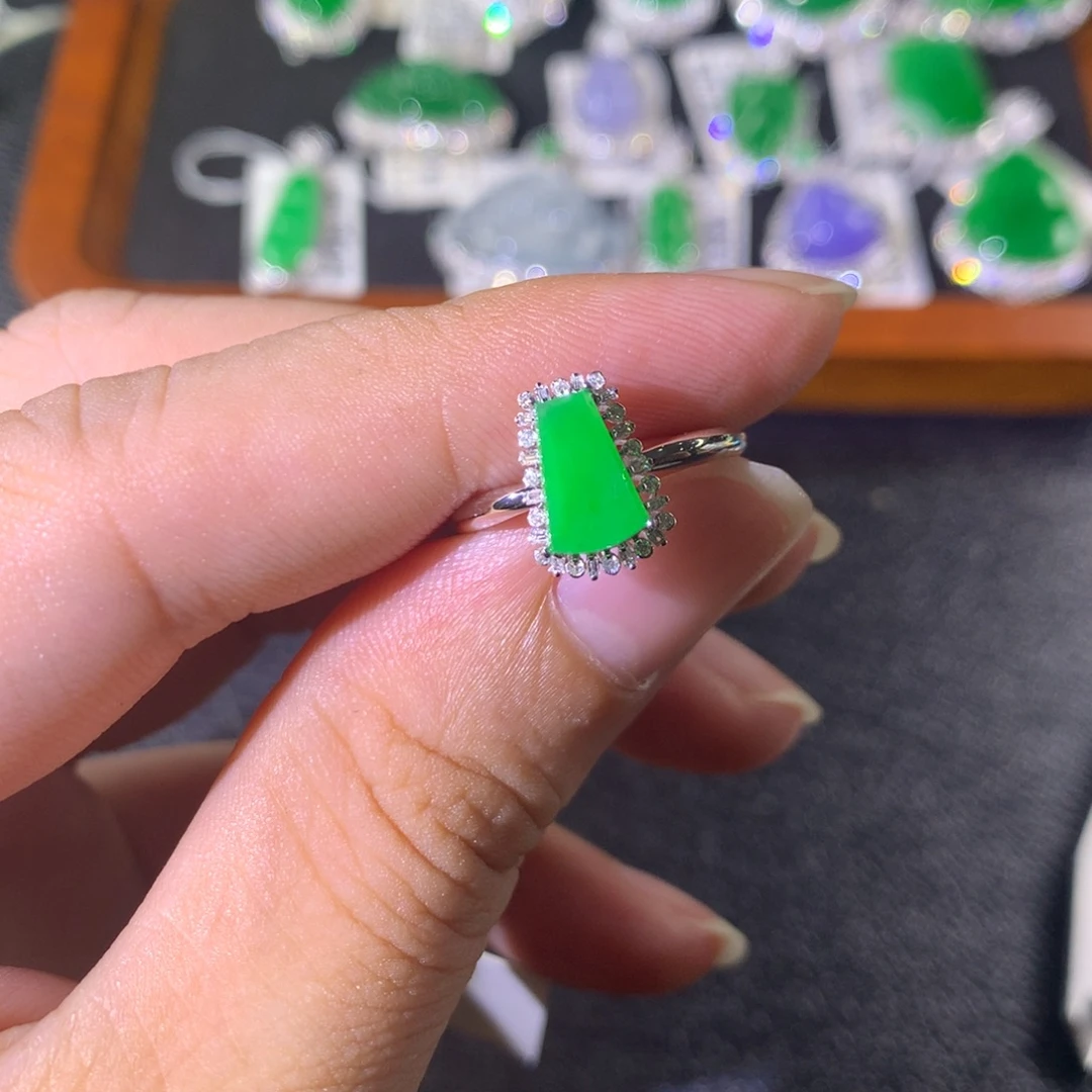 18K金镶嵌戒指翡翠翡翠