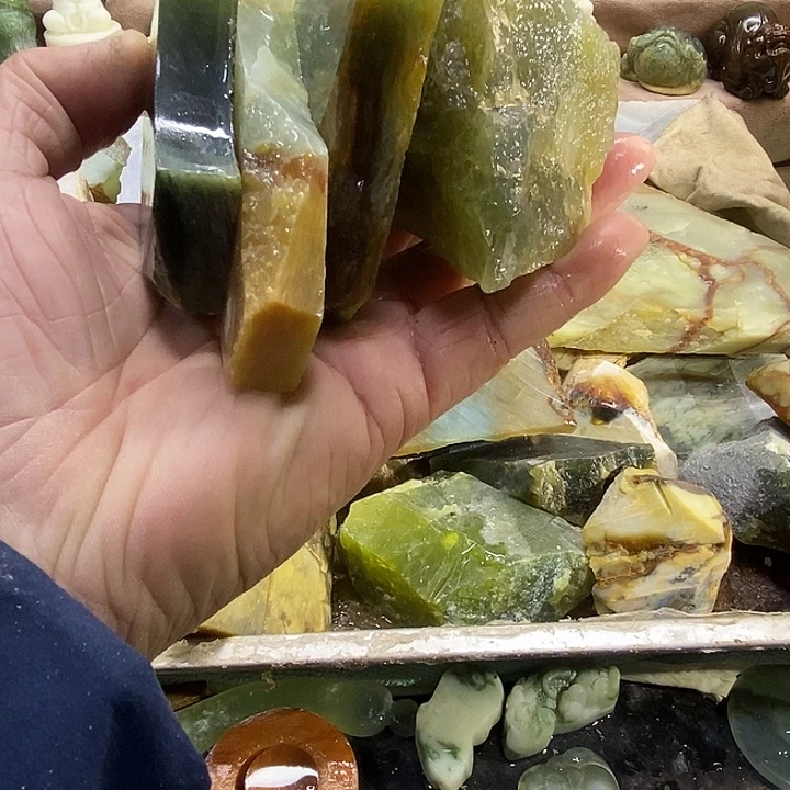 森***渊蛇纹石玉未镶嵌挂件