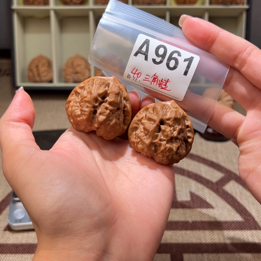 40四开背三角蛙文玩核桃