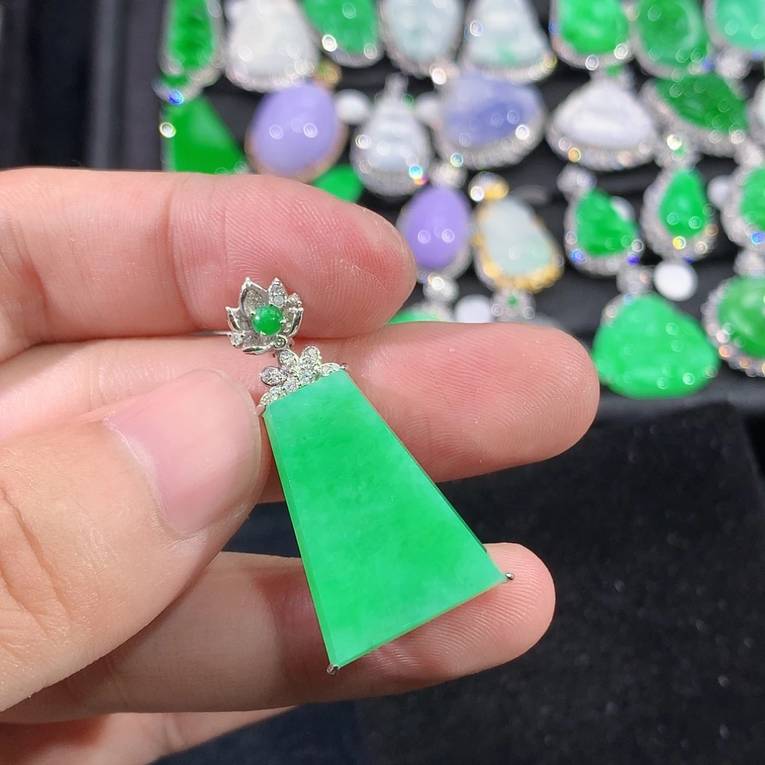 翡翠18K金镶嵌颈饰