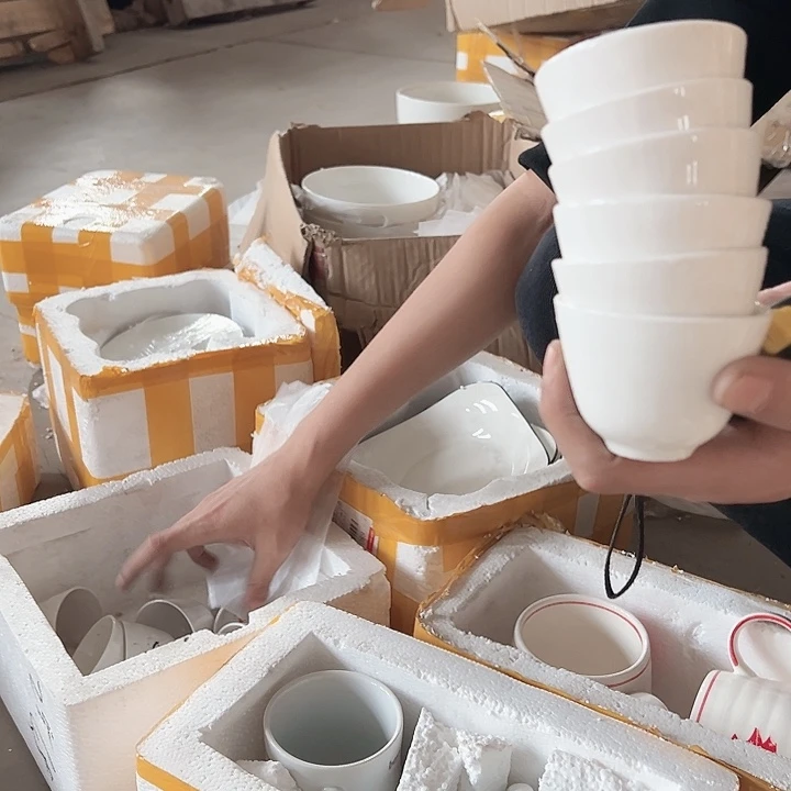 纯白酒杯12个破损包赔不补发介意勿拍