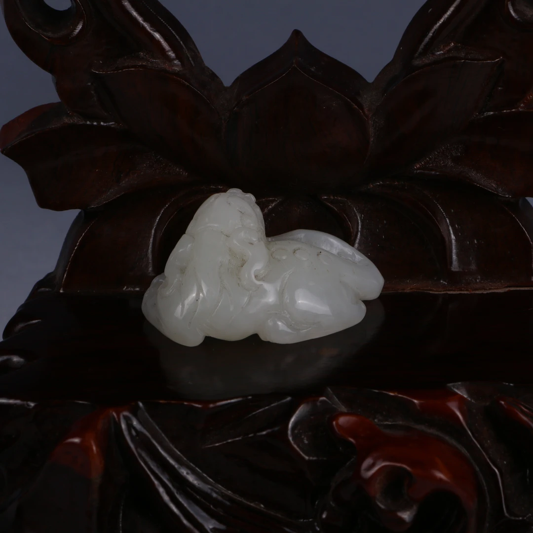 Lot04  清  和田玉瑞兽把件