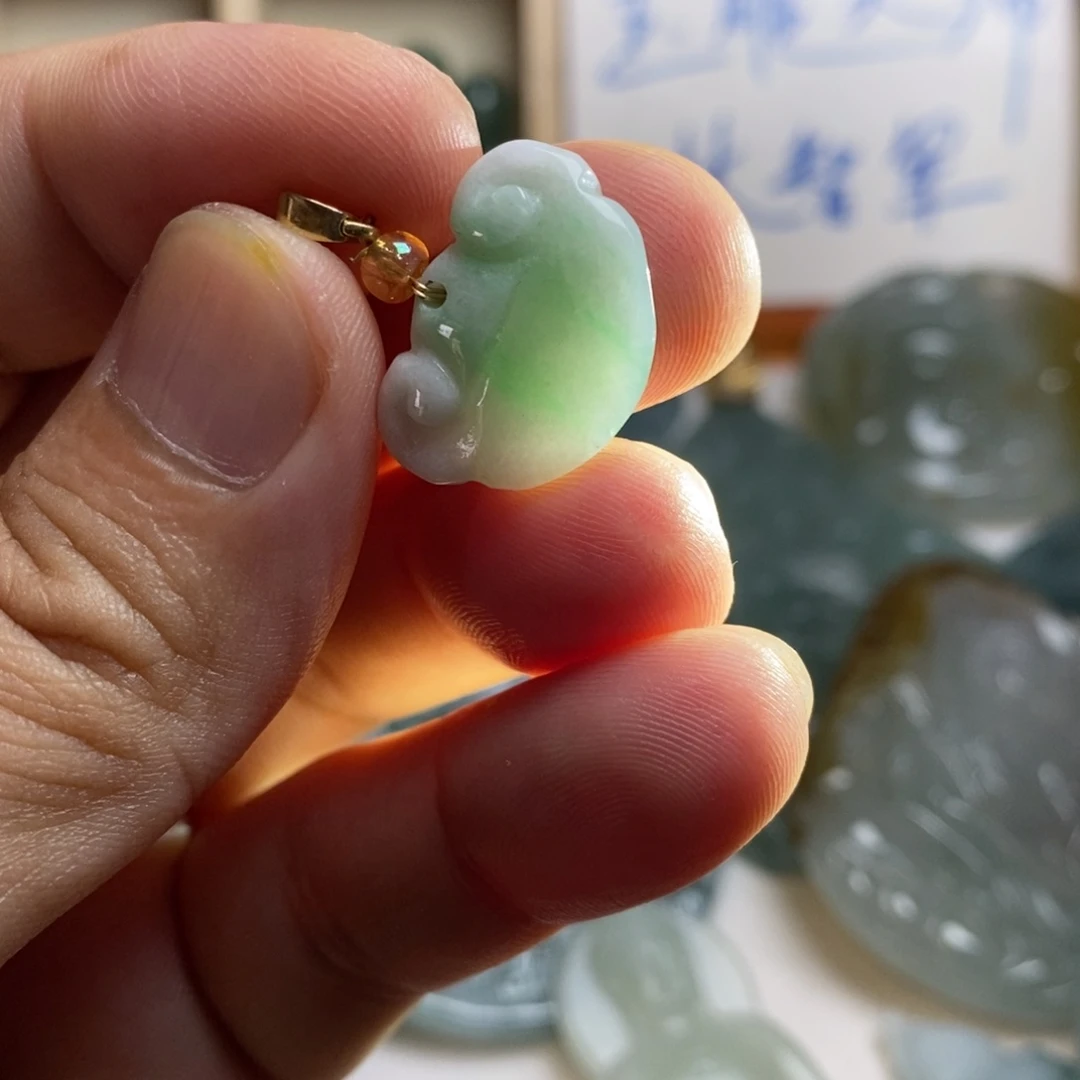 翡翠未镶嵌颈饰好