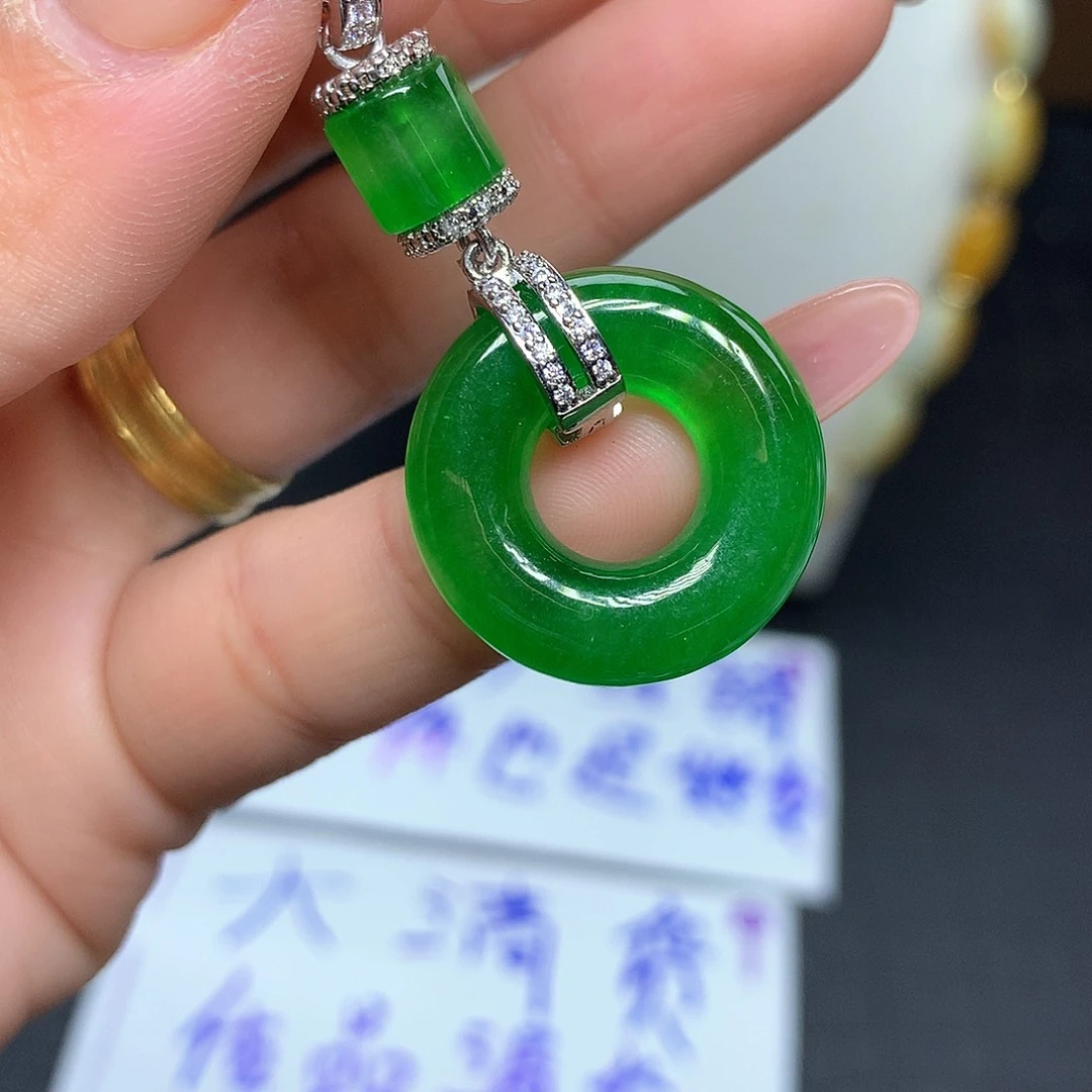 翡翠吊坠(赠链)未镶嵌