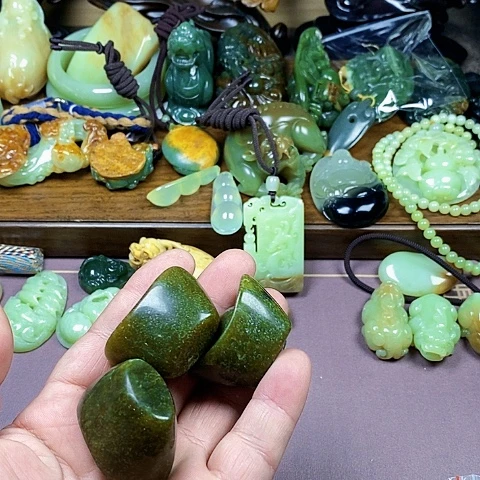 未镶嵌蛇纹石玉颈饰