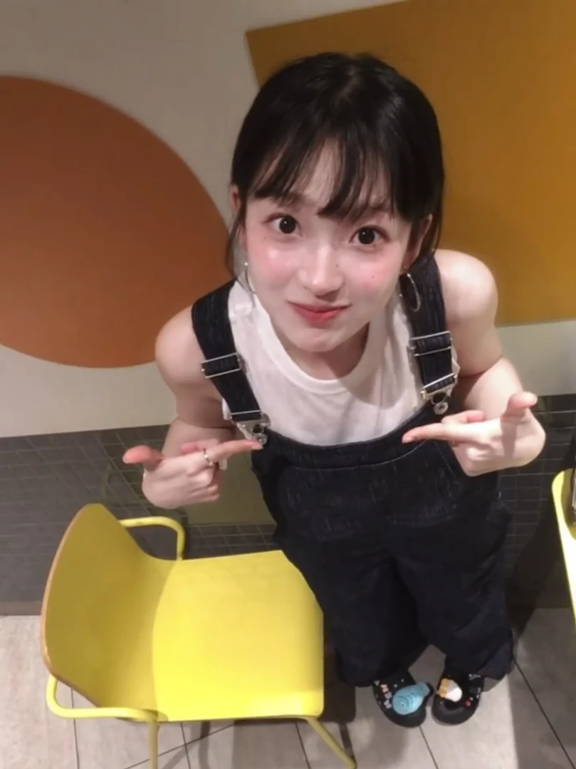 2025夏季新款高级感气质休闲白色背心上衣女百搭牛仔背带裤两件套