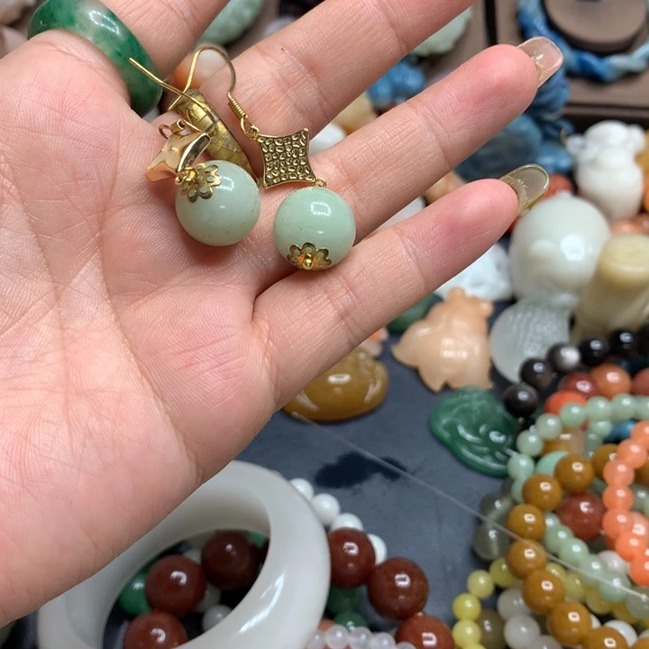 忘***草石英质玉（黄龙玉）合金颈饰