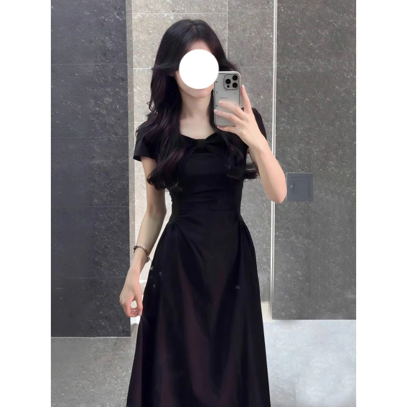 黑色连衣裙女2025年夏季新款法式赫本风小黑裙巨好看掐腰显瘦裙子