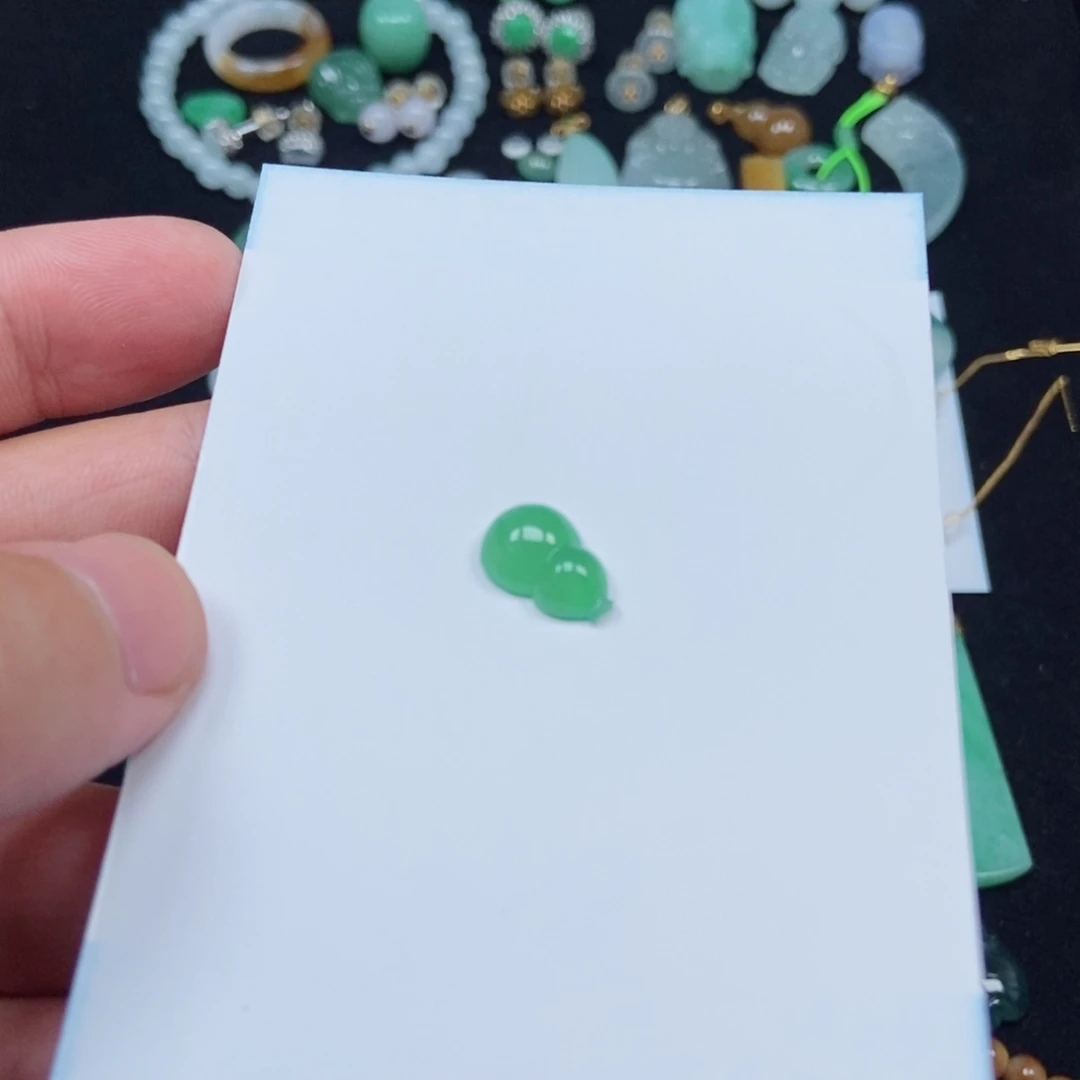 翡翠未镶嵌颈饰葫芦