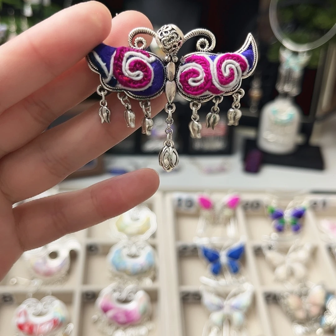 织绣紫粉色小蝴蝶吊坠