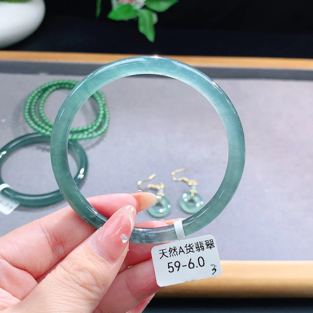 未镶嵌手镯（圆镯）翡翠