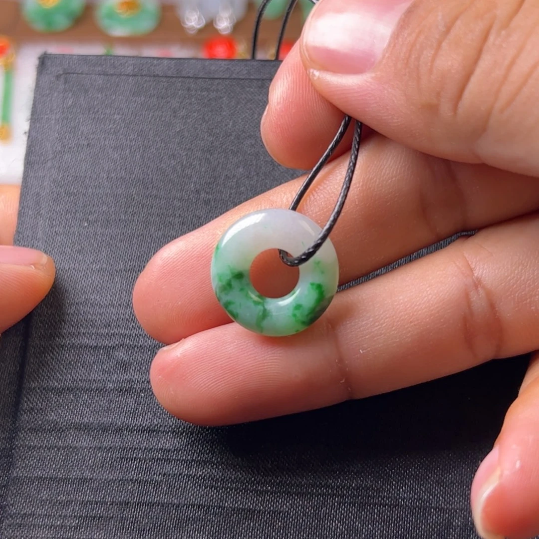 翡翠颈饰未镶嵌甜甜圈
