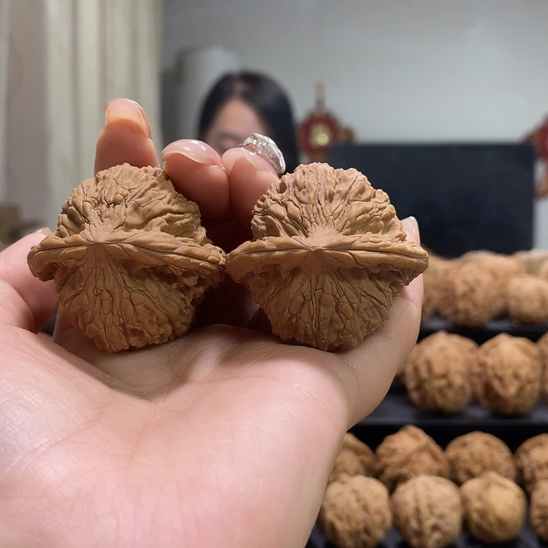 把件文玩核桃42红狮子尖有伤