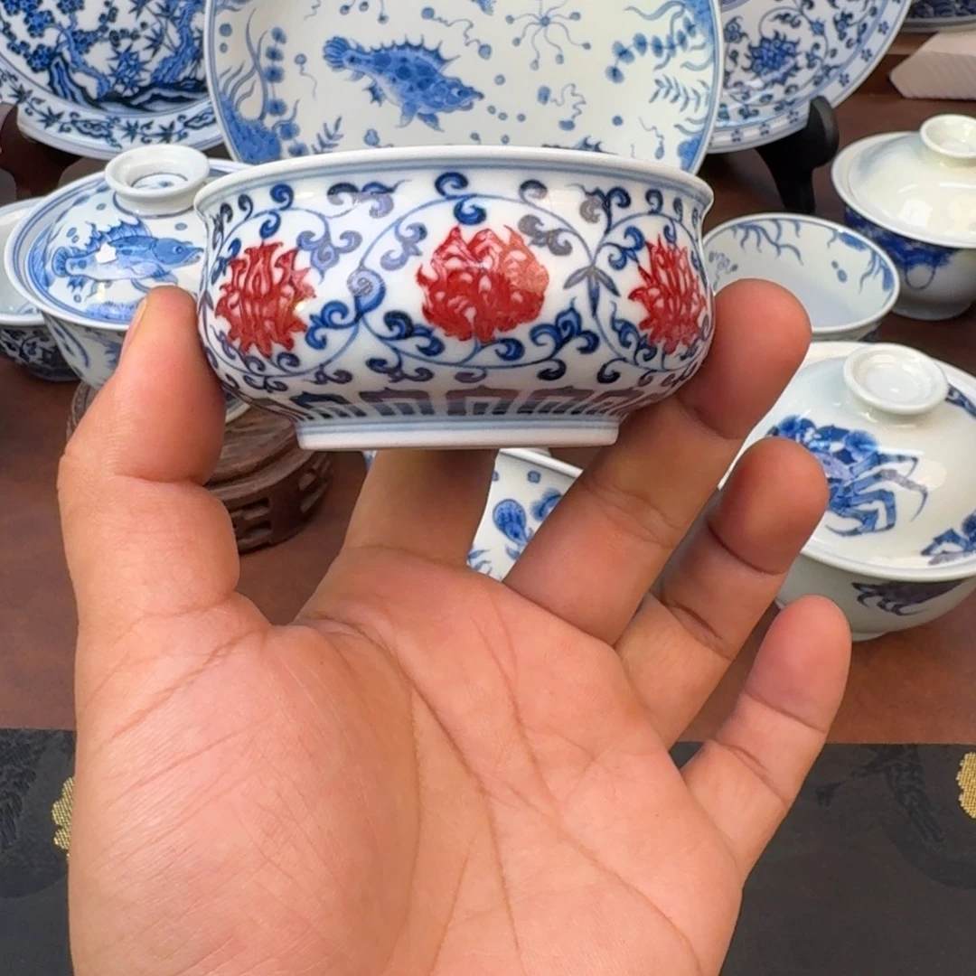 摆件卢氏釉里红缠枝莲