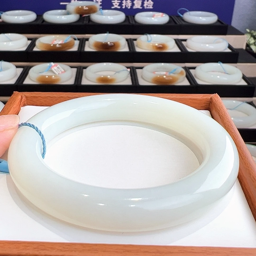 和田玉未镶嵌手镯