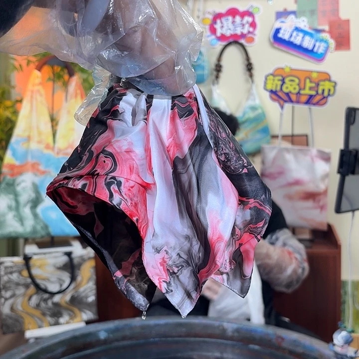 铁合金皮质黑红方巾
