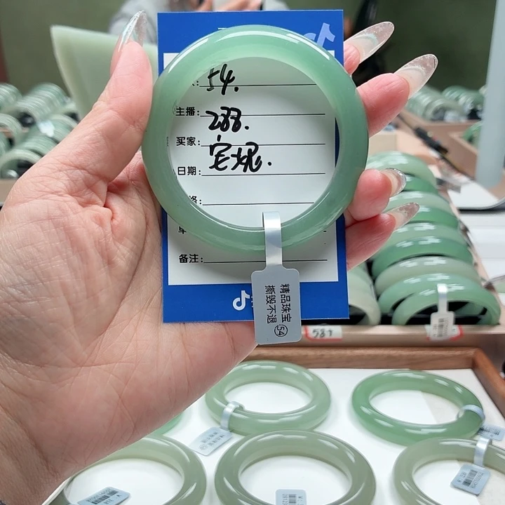 安***妮未镶嵌手镯石英岩玉