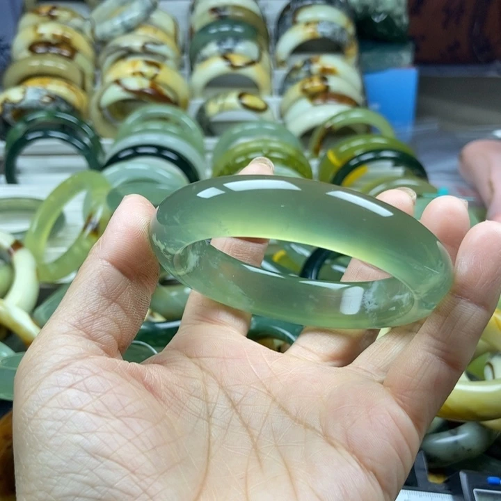 蛇纹石玉未镶嵌手镯坦**生