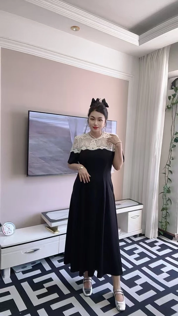 赫本风黑色连衣裙女夏2025新款蕾丝拼接收腰长款小黑裙