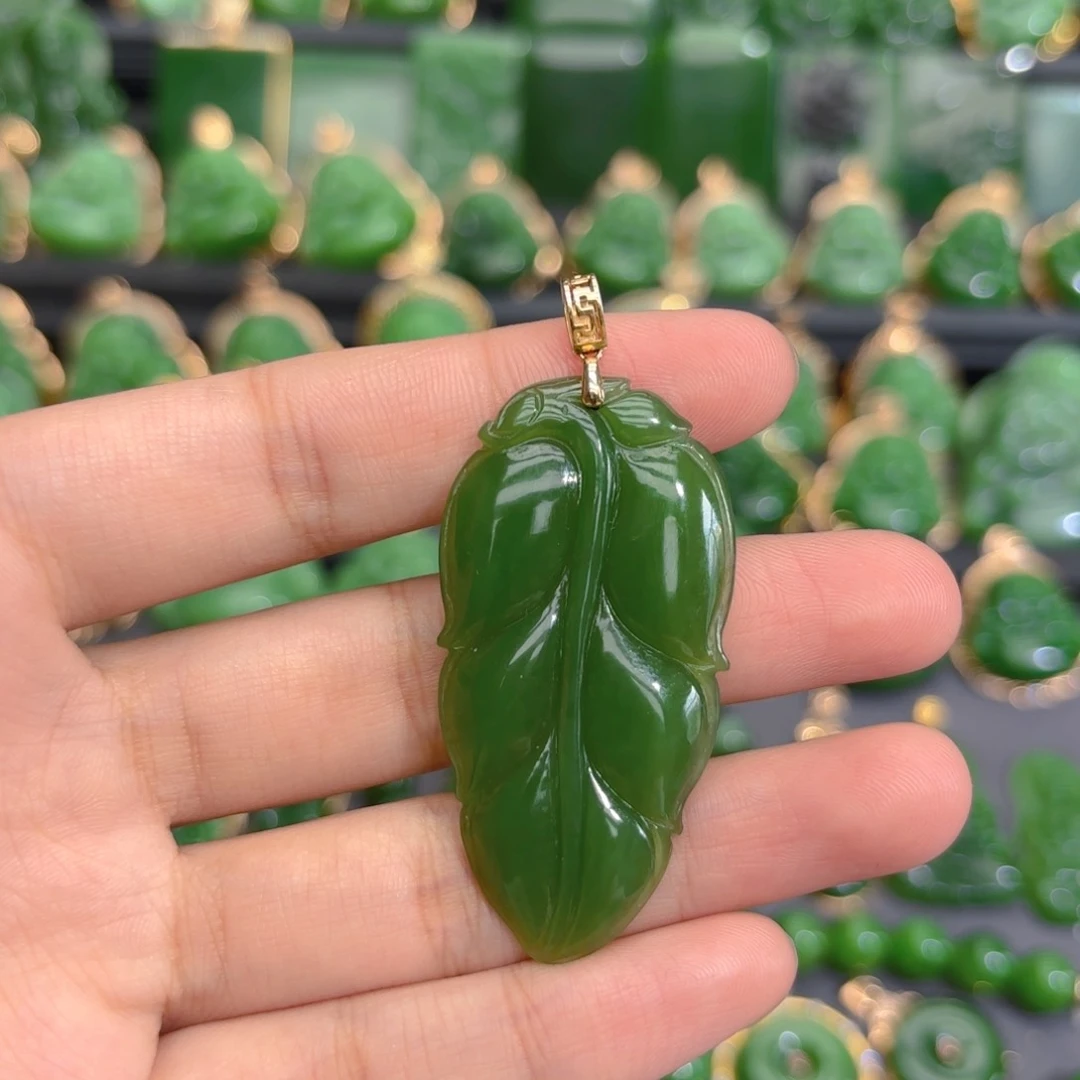 颈饰18K金镶嵌和田玉（碧玉）