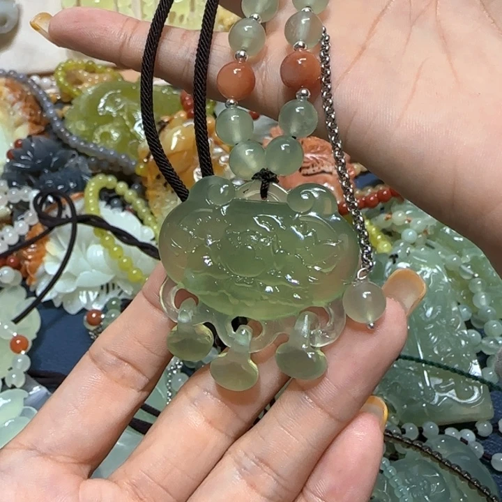 未镶嵌蛇纹石玉吊坠