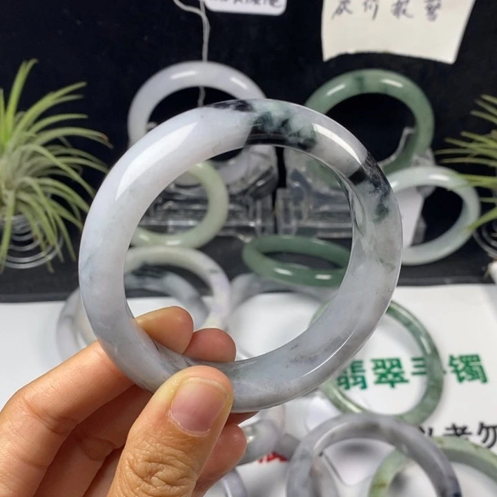 翡翠未镶嵌手镯62号。56.8圈