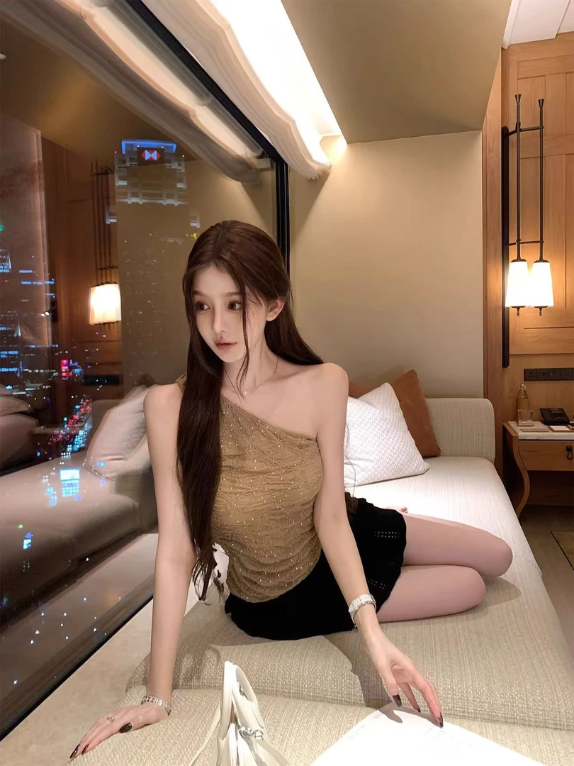 性感斜肩吊带背心夏款纯欲修身无袖外穿短款上衣配显瘦包臀半身裙