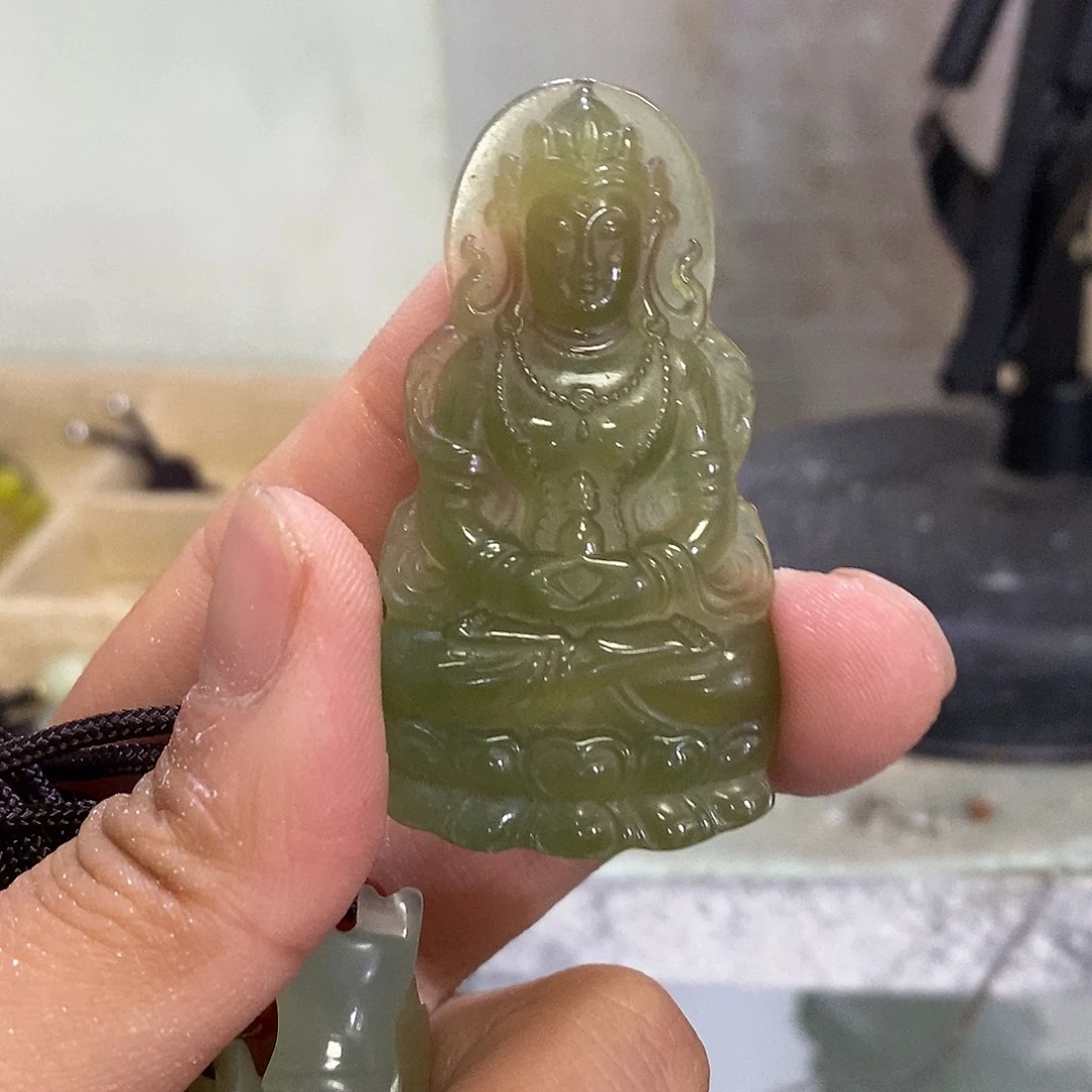 岫玉未镶嵌颈饰一个