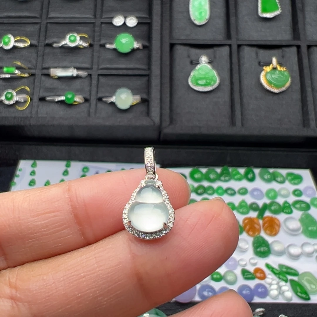 翡翠未镶嵌颈饰葫芦