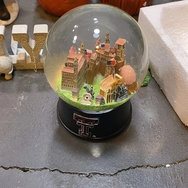 树脂制品水晶球摆件