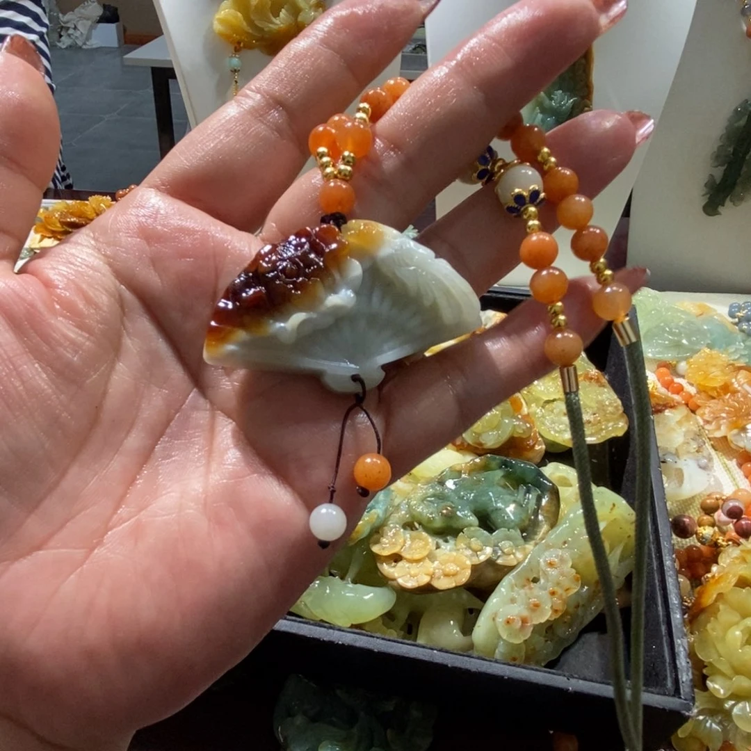 蛇纹石玉未镶嵌颈饰