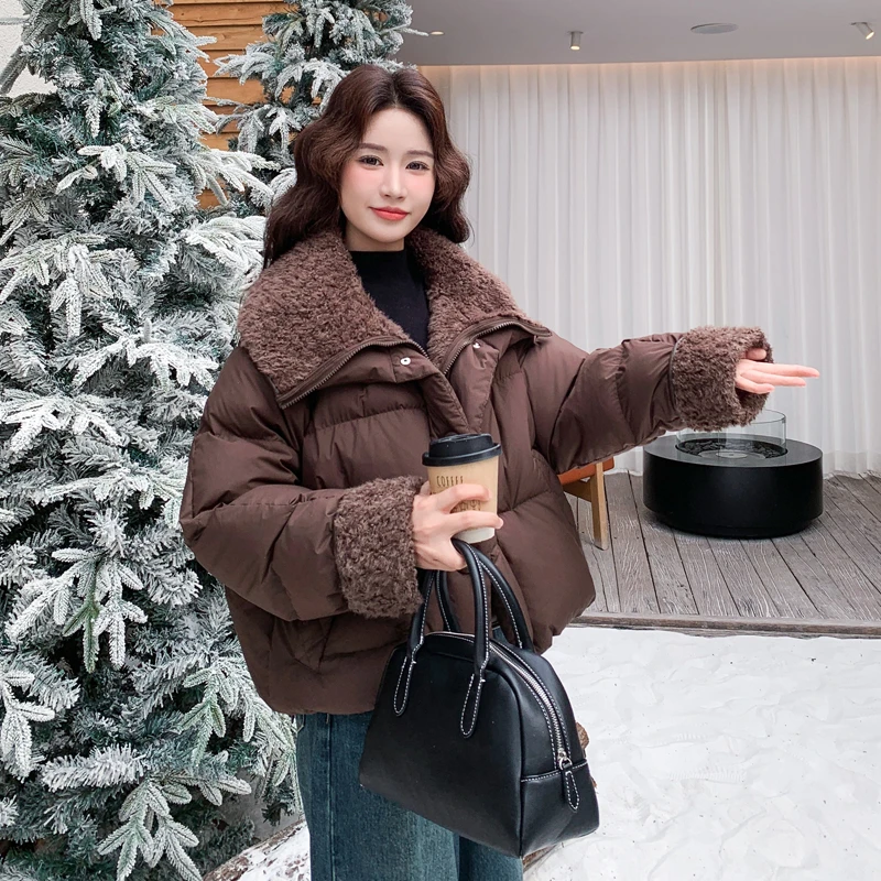 复古咖色羊羔毛大翻领羽绒服短款女2025冬季时髦高级感白鸭绒外套