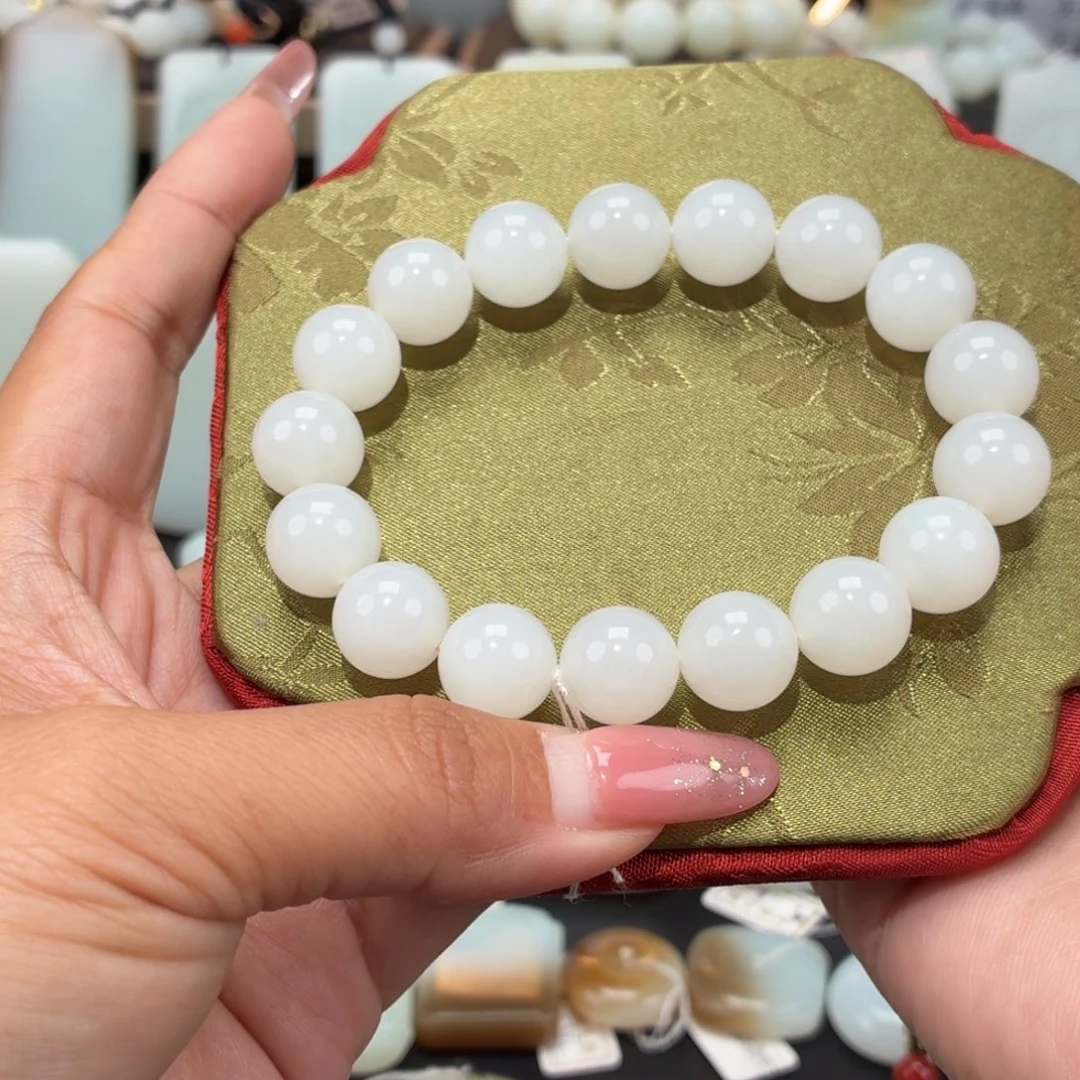 狗***熊和田玉未镶嵌颈饰