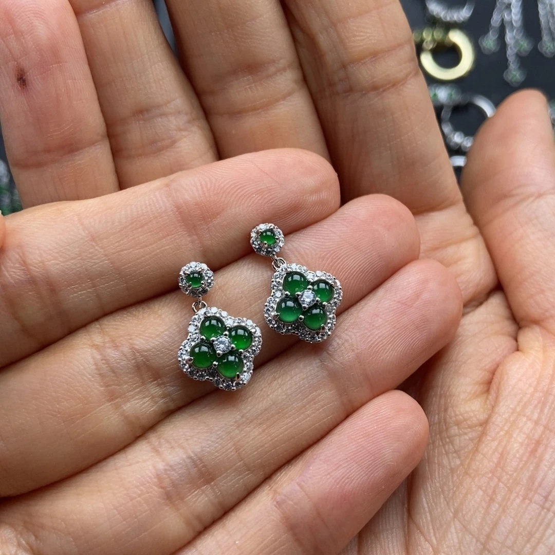 在***人银S925镶嵌翡翠耳饰