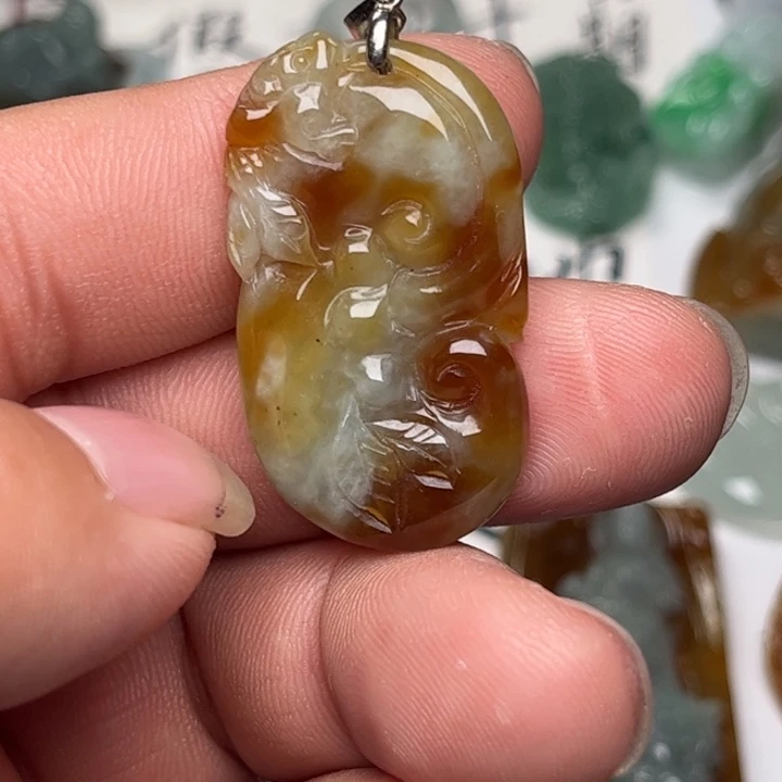翡翠未镶嵌颈饰如意