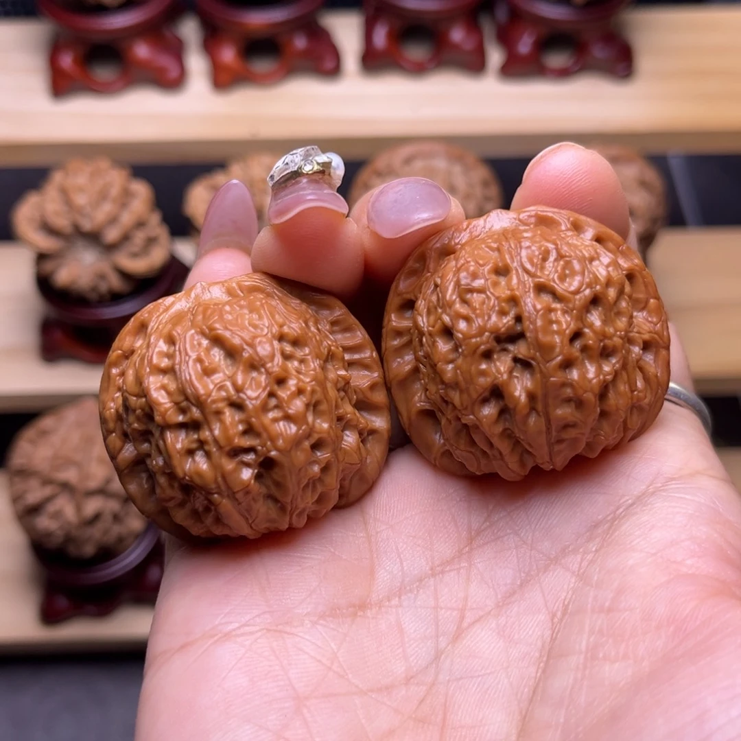 文玩核桃吊坠血麒麟