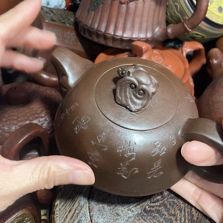 茶壶紫砂原矿泥料，手工制作的一把紫砂壶。