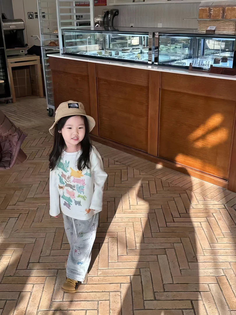 现货2025春季新款女童白色卡通T恤灰色印花裤子宝宝洋气套装