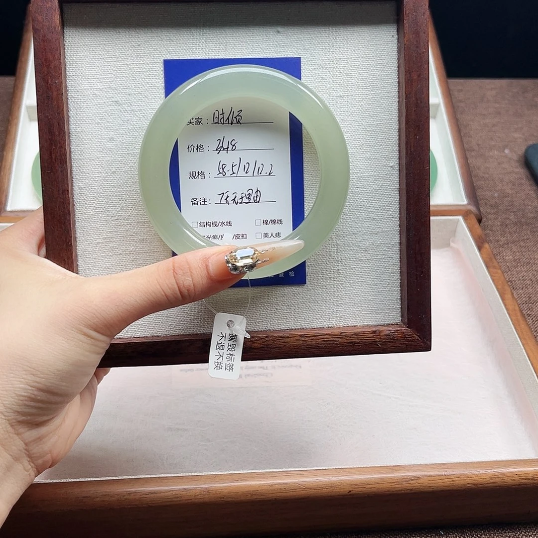 时***倾石英质玉未镶嵌手镯
