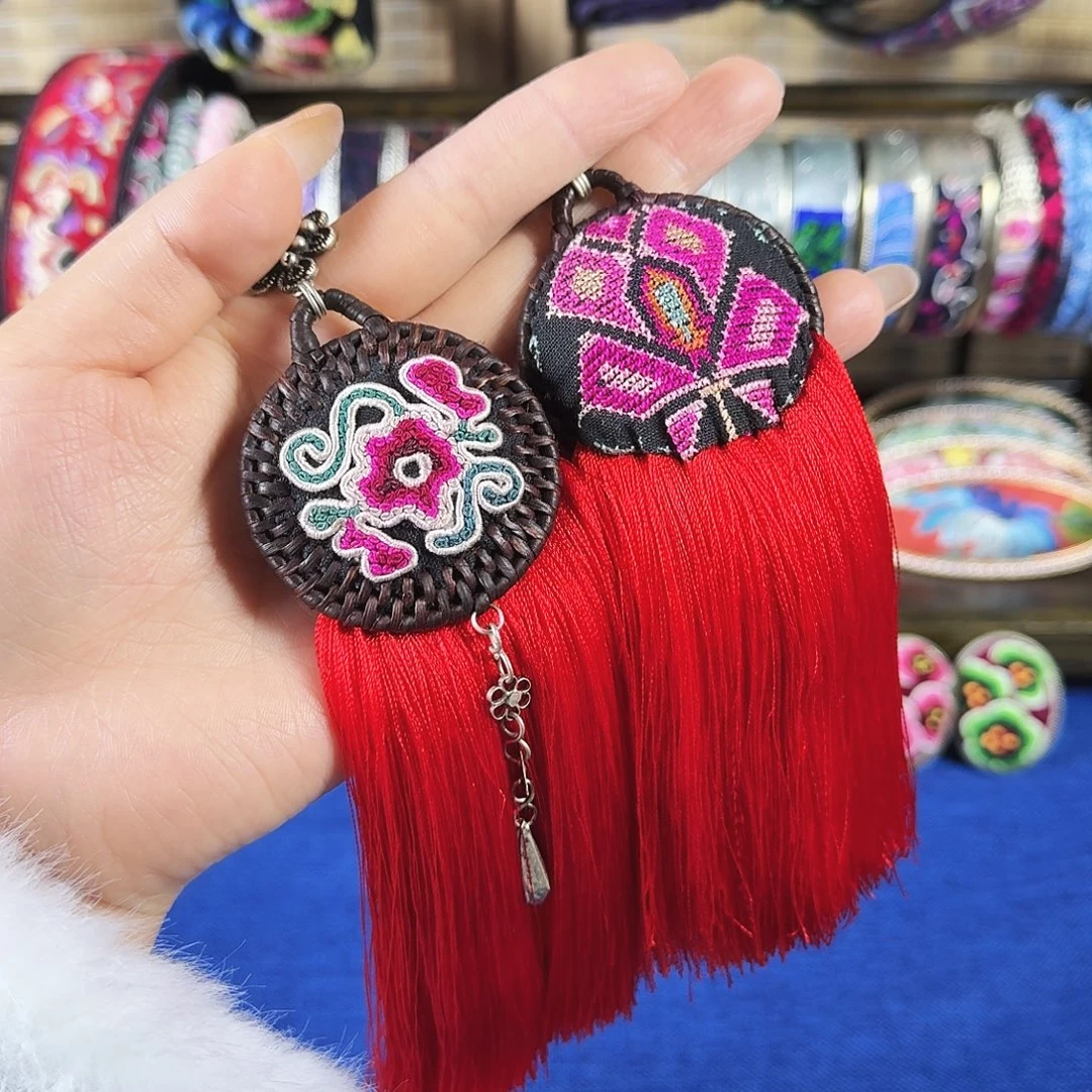 传承非遗刺绣饰品