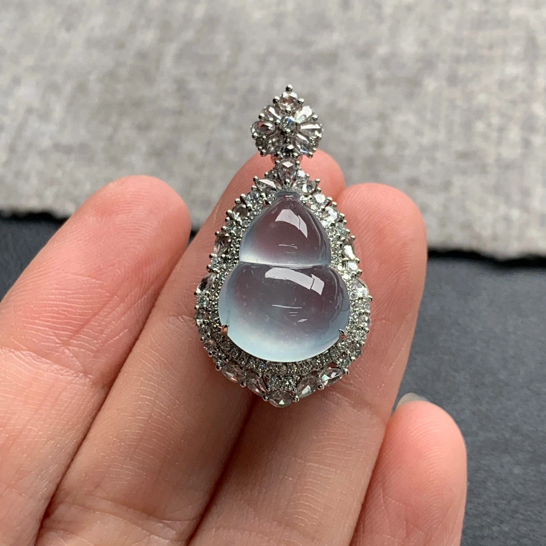 天然A货缅甸翡翠葫芦吊坠 整体29.8-16.5-10.4 裸石15.4-11.7-6.8