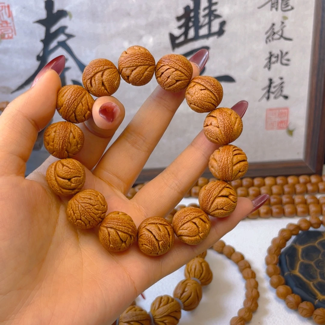 按****秦岭龙纹桃核手串