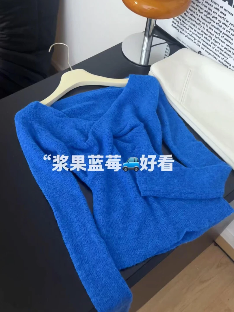 克莱因蓝色气质小众设计感V领扭结短款针织衫女秋季新款纯色上衣