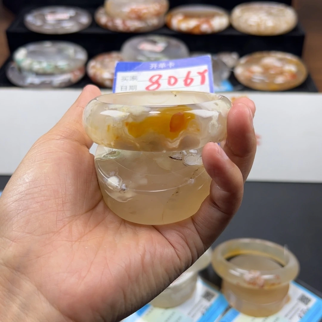 丽****未镶嵌手镯石英质玉