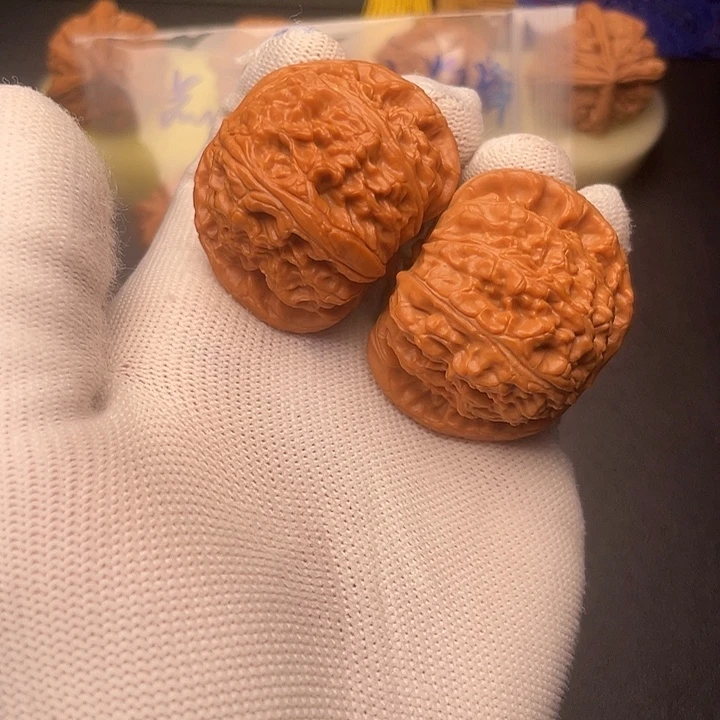 文玩核桃吊坠白狮子