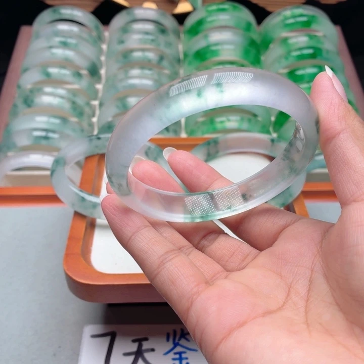 是***啊石英质玉未镶嵌手镯