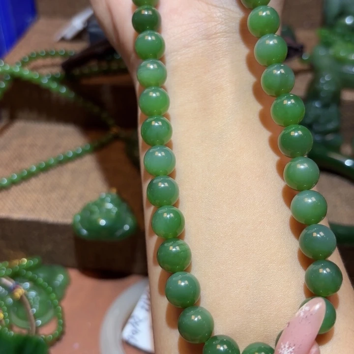 颈饰未镶嵌和田玉（碧玉）